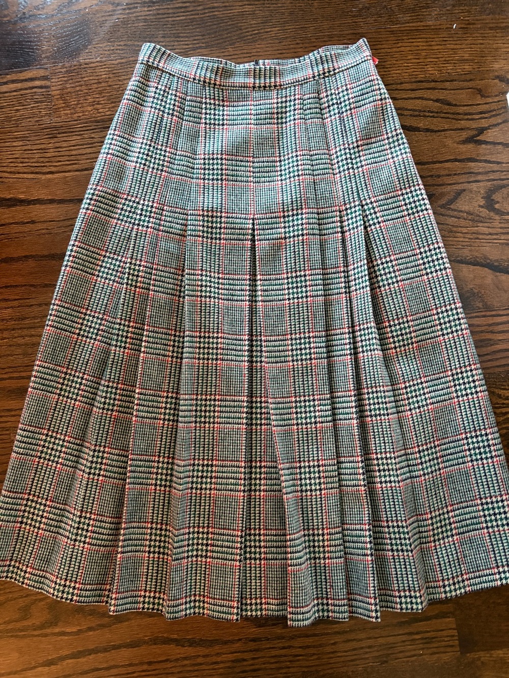 VINTAGE JOHN MEYER Wool Pleated Midi Skirt in Green Plaid. Sz 8 fits like 25”